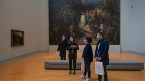 Des personnes visitent le Musée d'art morderne et contemporain de Strasbourg (MAMCS) en 2021