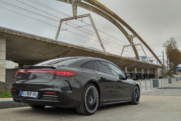 L’enjeu sur ce modèle est de réussir à donner une conduite sportive à un modèle électrique. L’enjeu sur ce modèle est de réussir à donner une conduite sportive à un modèle électrique.