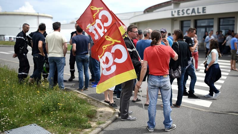 Des grévistes affiliés à la CGT le 7 juin, devant la raffinerie Total de Donges.