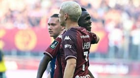 Cheikh Tidiane Sabaly et Gauthier Hein du FC Metz, au stade Saint-Symphorien le 17 mai 2025