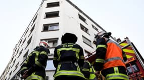 Les pompiers devant l'immeuble incendié, le 27 février 2020