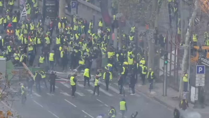 Manifestation des gilets jaunes sur les Champs-Élysées, le 24 novembre 2018