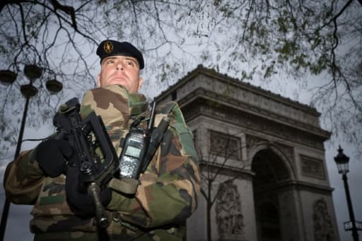 Un soldat devant l'Arc de Triomphe dans le cadre du plan vigipirate le 16 novembre 2015 à Paris