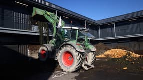Un tracteur devant le centre des Finances publiques à Tarascon vendredi 15 novembre 2024