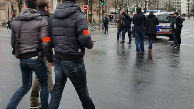 Des policiers bloquent l'accès de la porte de Vincennes, ce vendredi à Paris, où une prise d'otage a lieu dans une épicerie Casher.