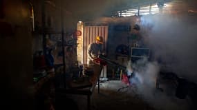 Un employé du ministère de la Santé du Mexique passe une habitation à la fumigation afin d'éradiquer les foyers de moustiques, dans le but d'empêcher que le virus Zika se répande.