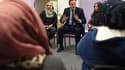 David Cameron assiste à un cours d'anglais pour des musulmanes, à Leeds, dans le nord de l'Angleterre, le 18 janvier.