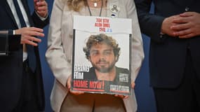 Idit Ohel, mère du citoyen israélo-serbe Alon Ohel, retenu en otage à Gaza par le Hamas, tient le portrait de son fils, le 11 septembre 2024.