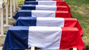 Les cercueils de six soldats français morts au combat pendant la Première Guerre mondiale, lors de leur cérémonie d'enterrement à la nécropole nationale de Notre-Dame-de-Lorette à Ablain-Saint-Nazaire, ce mardi 3 juin.