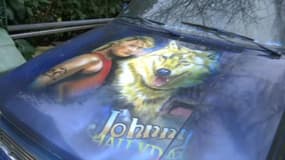 Ce fan a recouvert sa voiture de portraits de Johnny Hallyday 