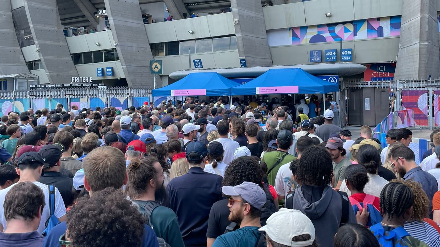 Des supporteurs bloqués avant Espagne-Ouzbékistan au Parc des Princes, le 24 juillet 2024 Des supporteurs bloqués avant Espagne-Ouzbékistan au Parc des Princes, le 24 juillet 2024