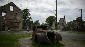 L'épave rouillée d'une vieille voiture dans les ruines du village d'Oradour-sur-Glane, le 13 mai 2024 en Haute-Vienne