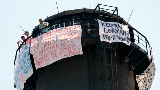 Les trois pères perchés en haut d'une cheminée d'usine à Grenoble refusent de descendre tant que leurs droits ne sont pas "reconnus".