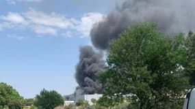 Un entrepôt en feu à Charleval, dans les Bouches-du-Rhône, le 23 mai 2022