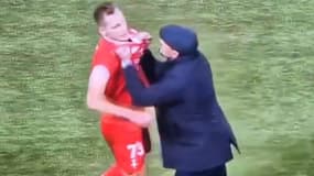 Pep Clotet, entraîneur de l'US Triestina s'en prend à son attaquant Raimonds Krollis, expulsé, le 8 novembre 2024