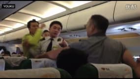 Face à une hausse spectaculaire du nombre de passagers, les incidents ne cessent de se multiplier dans les avions chinois.