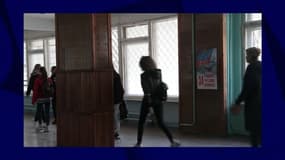 Des élèves dans les couloirs de l'école pro-russe de Marioupol. 