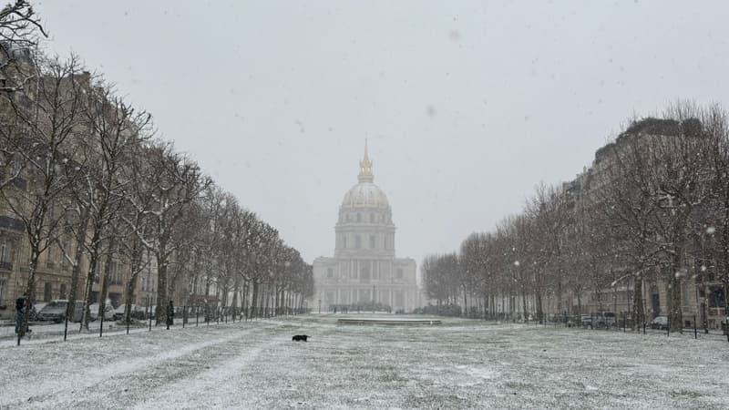 Grosse pagaille à Paris sous la neige: le réseau de bus de la RATP à l'arrêt total et un record de 900 kilomètres de bouchons sur les routes