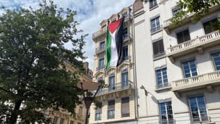 Un drapeau palestinien déployé lors de la manifestation en soutien aux victimes de la bande de Gaza samedi 1er juin 2024 à Lyon. 