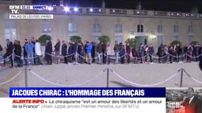 Des dizaines de Français font la queue pour rendre hommage à Jacques Chirac à l'Élysée