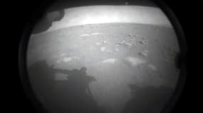 L'une des deux premières photos prises par le rover de la Nasa Perseverance après avoir réussi son atterrissage sur Mars, sur laquelle on peut voir l'ombre du véhicule projetée au sol