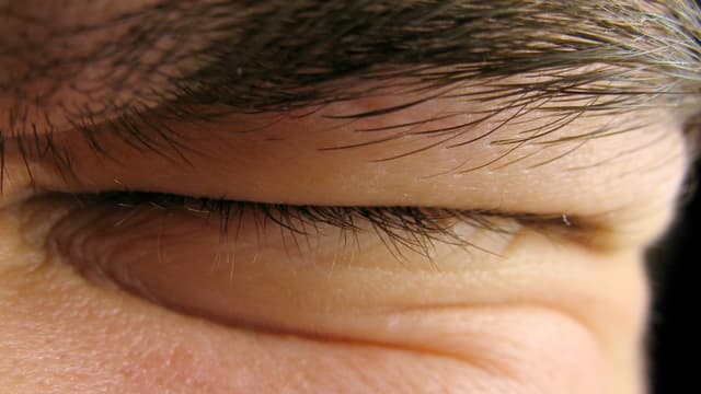 Oeil fermé.