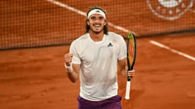 La joie du Grec Stefanos Tsitsipas, vainqueur du Russe Daniil Medvedev, Daniil Medvedev, 6-3, 7-6 (7/3), 7-5, en quart de finale du tournoi de Roland Garros, le 8 juin 2021