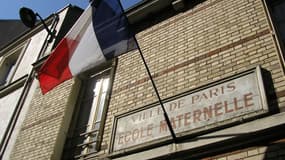 La devise "Liberté, égalité, fraternité" devra accompagner le drapeau tricolore sur les façades des écoles.