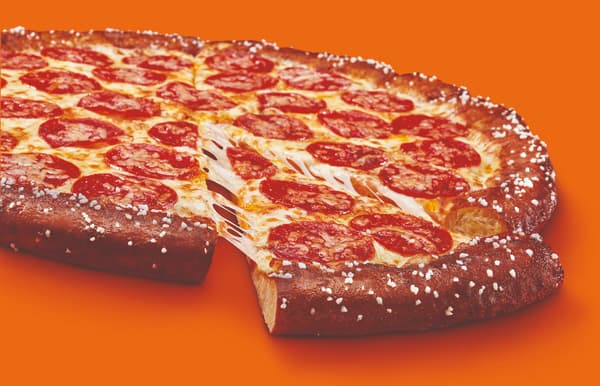 La pizza "Pretzel Crust" de Little Caesars.