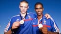 Anthony Le Tallec et Florent Sinama-Pongolle tout sourire avec le maillot des Bleuets et la médaille de champion du monde U17 en 2001
