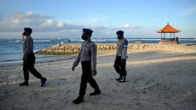 Des policiers patrouillent sur une  plage de Bali pour faire appliquer les mesures de restrictions, le 3 juillet 2021