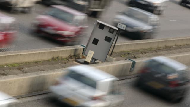 Le projet de loi de Finances 2017 prévoit 843.6 millions d'euros de recette pour les amendes forfaitaire du contrôle automatisé, auquel il faut ajouter 147 millions de recettes pour les amendes forfaitaires majorées. Soit le chiffre astronomique de presque 1 milliard d'euros.