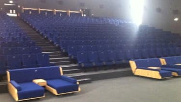Des sofas sont proposés au premier rang et des mini-loges au fond