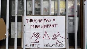Un panneau affiché devant l'école Jean Moulin à Marignane, après l'agression sexuelle d'un écolier. 