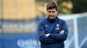 L'entraîneur argentin du Paris Saint-Germain, Mauricio Pochettino, dirige une séance au Camp des Loges le 19 août 2021