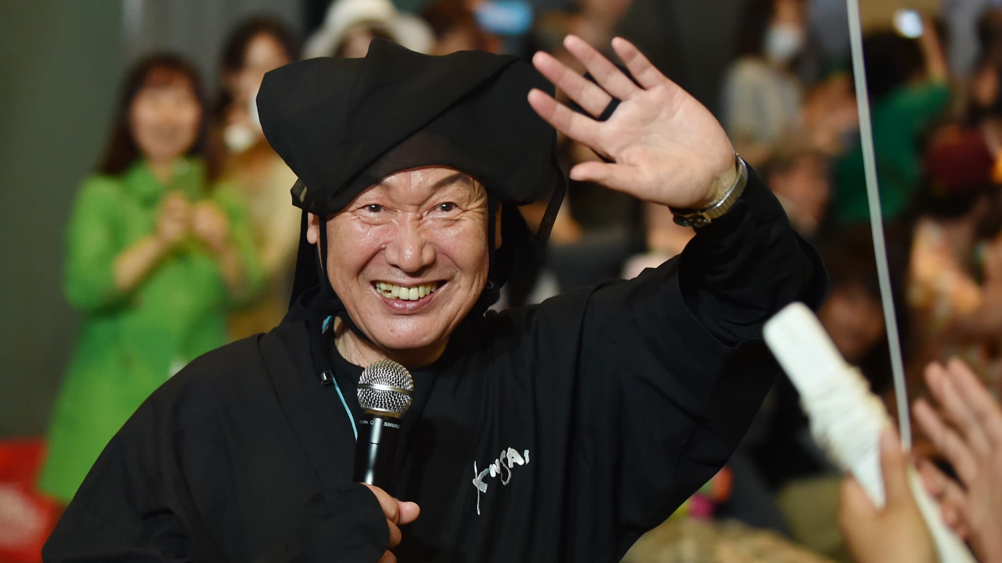 Mort du créateur de mode japonais Kansai Yamamoto à 76 ans.