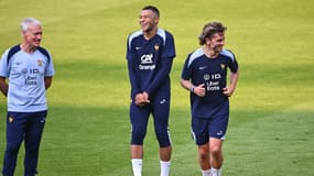 Antoine Griezmann, Kylian Mbappé et Didier Deschamps lors de l'entraînement des Bleus à l'Euro, 27 juin 2024
