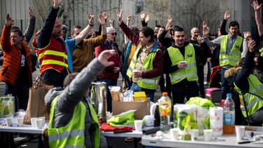 Les syndicalistes de la SNCF participent à une assemblée générale pour voter la prolongation de la grève à la gare Matabiau de Toulouse, dans le sud-ouest de la France, le 9 mars 2023