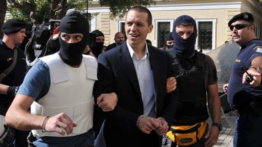 Le député et porte-parole d'Aube dorée, Ilias Kasidiaris, à son arrivée au tribunal d'Athènes, mardi matin.