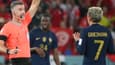 L'arbitre Matthew Conger discute avec Antoine Griezmann lors de France-Tunisie au Mondial 2022