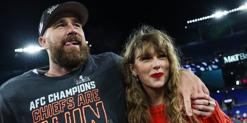 Le footballeur américain Travis Kelce et la chanteuse Taylor Swift lors d'un match à Baltimore, le 28 janvier 2024.