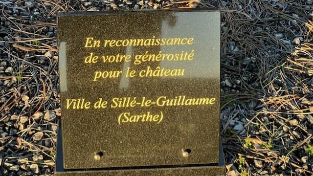 La plaque de la ville de Sillé-le-Guillaume sur la tombe du couple donateurs de 600.000 euros. La plaque de la ville de Sillé-le-Guillaume sur la tombe du couple donateurs de 600.000 euros.