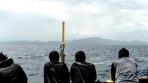 Image fournie le 15 juin 2018 par l'ONG française Médecins sans Frontières (MSF) montre les migrants à bord du navire humanitaire l'Aquarius naviguant vers l'Espagne Image fournie le 15 juin 2018 par l'ONG française Médecins sans Frontières (MSF) montre les migrants à bord du navire humanitaire l'Aquarius naviguant vers l'Espagne