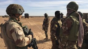 Soldats maliens et soldats français de la mission Barkhane le 2 novembre 2017 au centre du Mali. - Daphné Benoit - AFP
