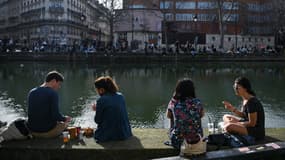 Des Parisiens sur les quais du canal Saint-Martin, dimanche 21 février 2021.