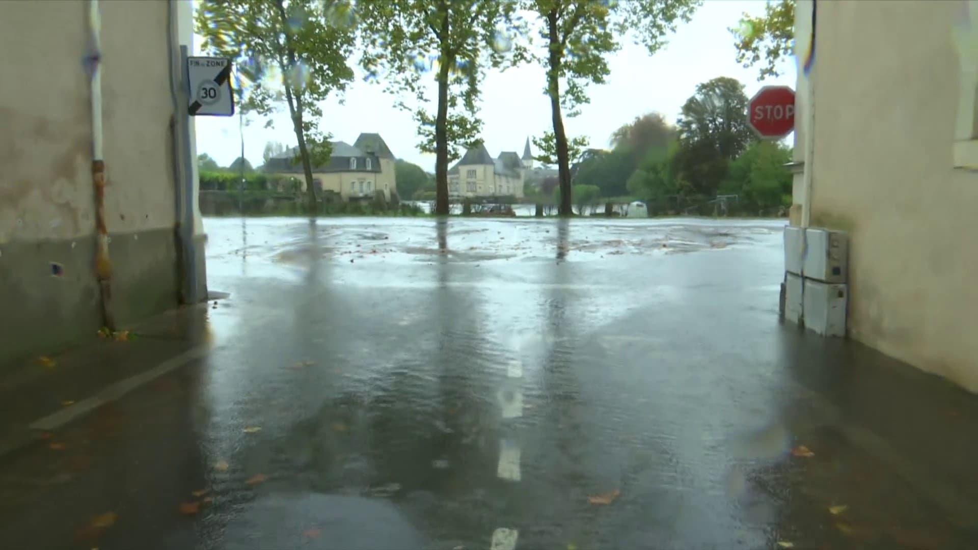 Une rue inondée à La Flèche (Sarthe) le 9 octobre 2024. 