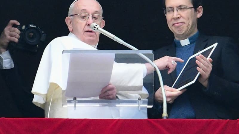 Le pape explique aux fidèles comment se connecter à clicktopray.org grâce à une tablette. 