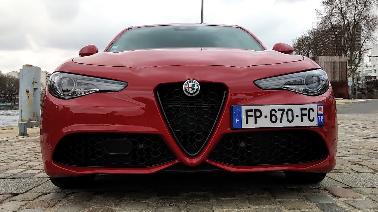 Notre Alfa Romeo Guilia à l'essai est la version sportive, baptisée "Veloce". Notre Alfa Romeo Guilia à l'essai est la version sportive, baptisée "Veloce".