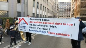 Les parents d'élèves de l'école Renan à Lyon ont occupé un gymnase pour mettre à l'abri des familles avec des enfants à la rue.
