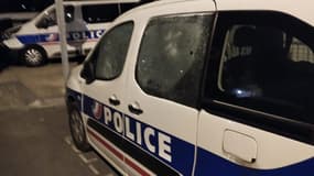 Plusieurs véhicules de police ont été endommagés devant le commissariat des Ulis.